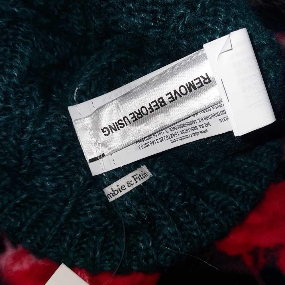 Abercrombie and Fitch Pom Pom Beanie NWT - Picture 4 of 6